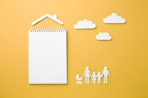 משפחה על רקע צהוב